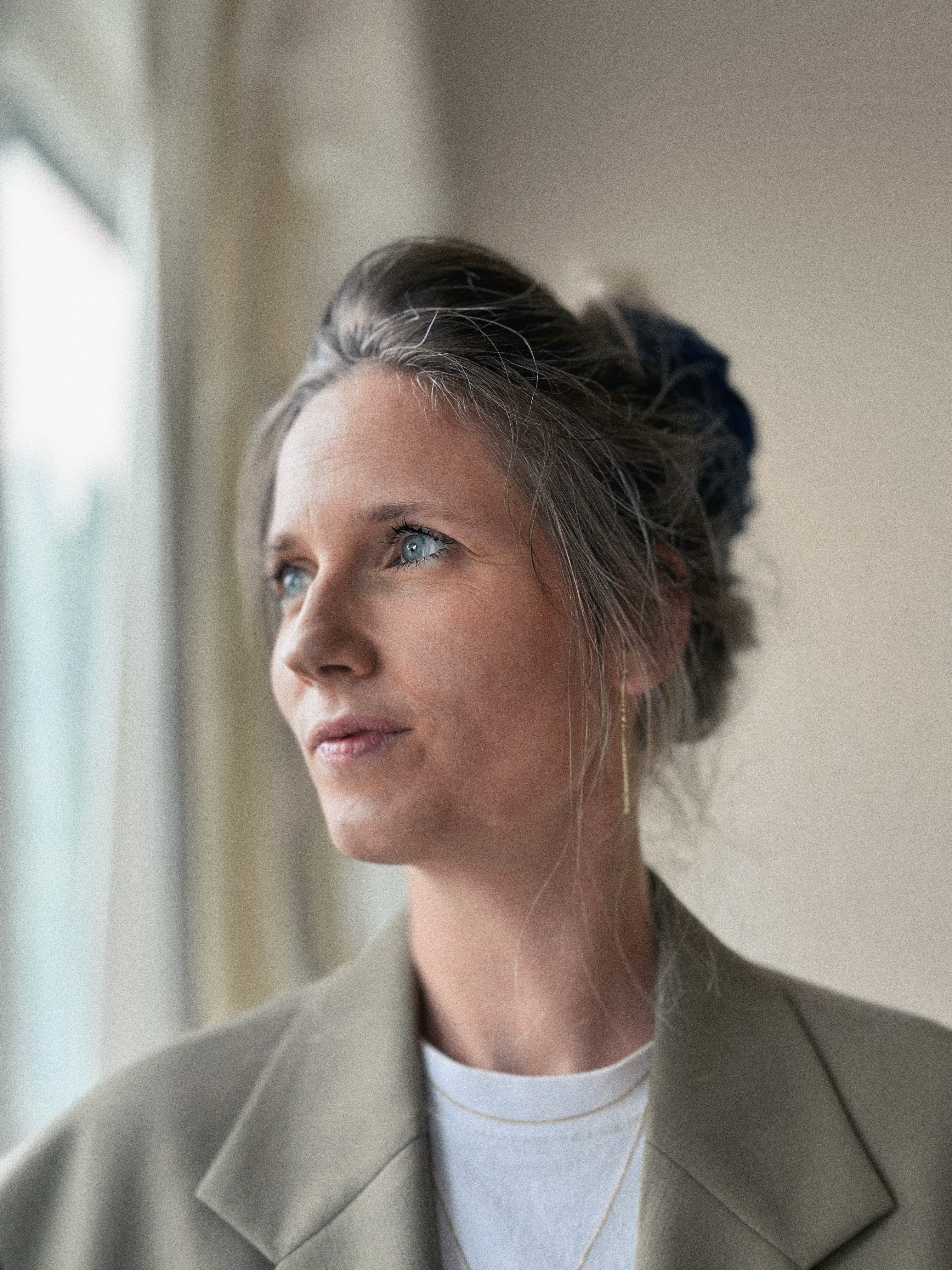 Thilde Højen der kigger ud af vinduet